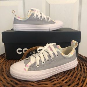 ✨NEW✨Girls Converse size 12 with CUTE 🌸 pattern